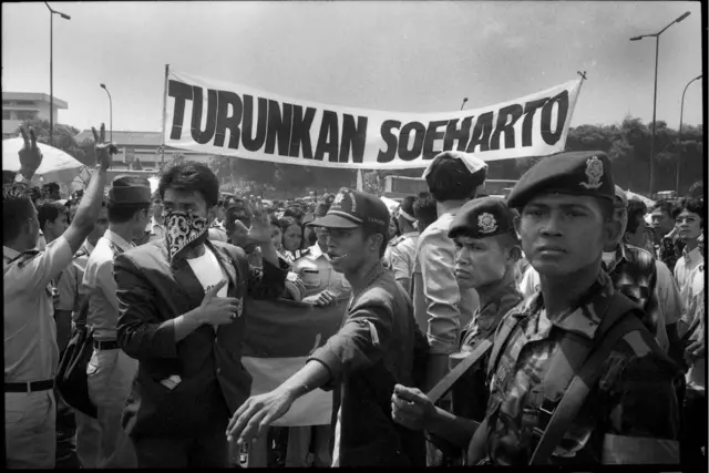 Gak Boleh Dilewatkan, Ini 3 Rekomendasi Film Dokumenter Tema 1998 yang Wajib Kamu Tonton!