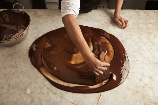 Anti Gagal! Panduan Lengkap Teknik Tempering Cokelat untuk Pemula