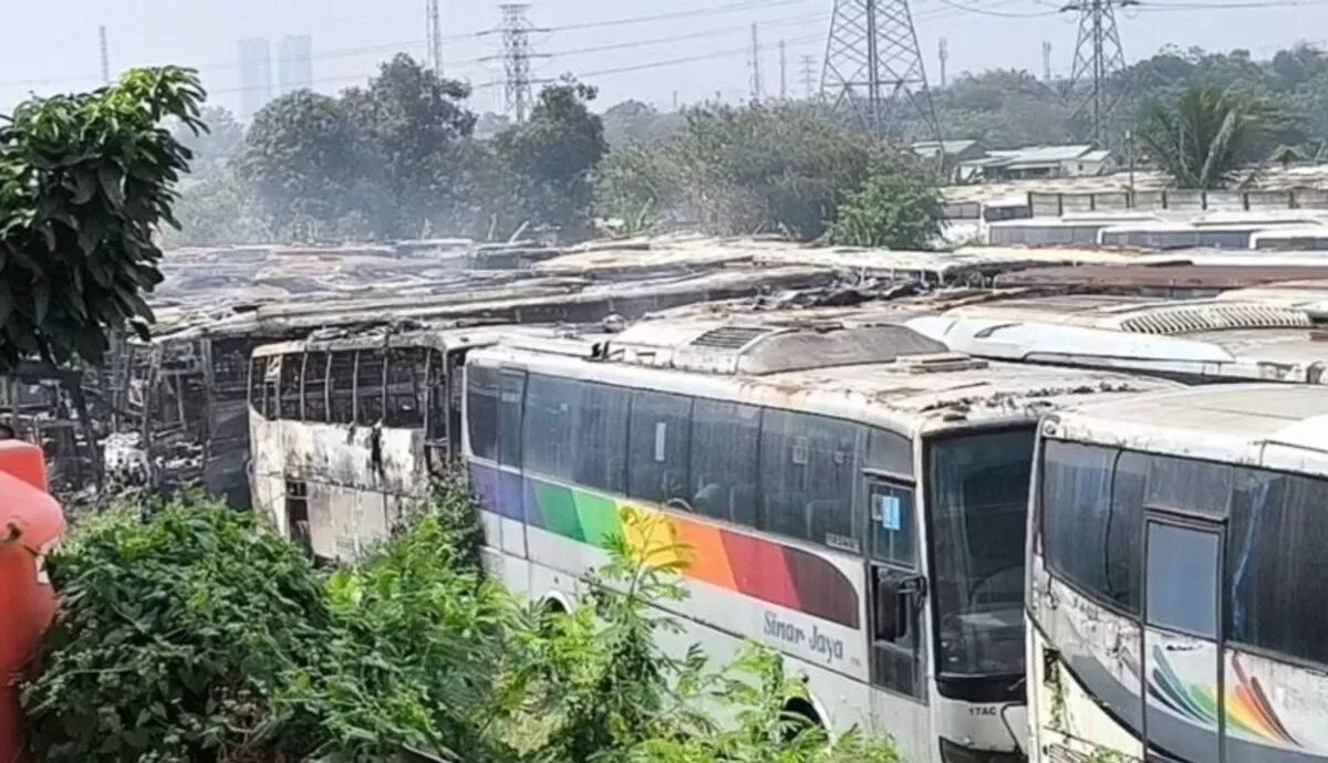 Ludes Terbakar! Pangkalan PO Sinar Jaya Mencekam Usai Ledakan Beruntun Hanguskan 50 Bus