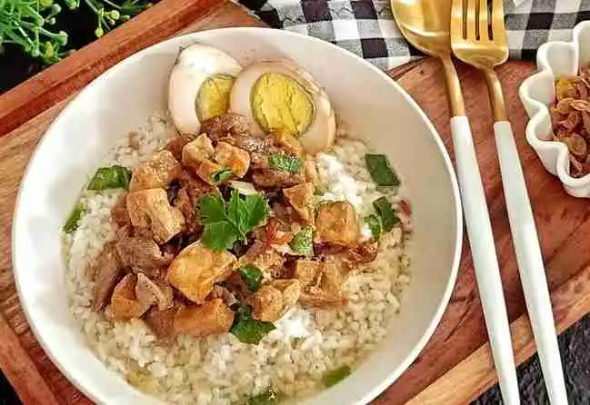 Nasi Bakmoy: Jejak Akulturasi dalam Sajian Sederhana yang Sarat Makna