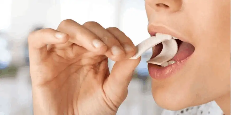 Gak Cuma Enak! Ini Alasan Logis Kenapa Kunyah Permen Bisa Selamatkan Telingamu di Pesawat