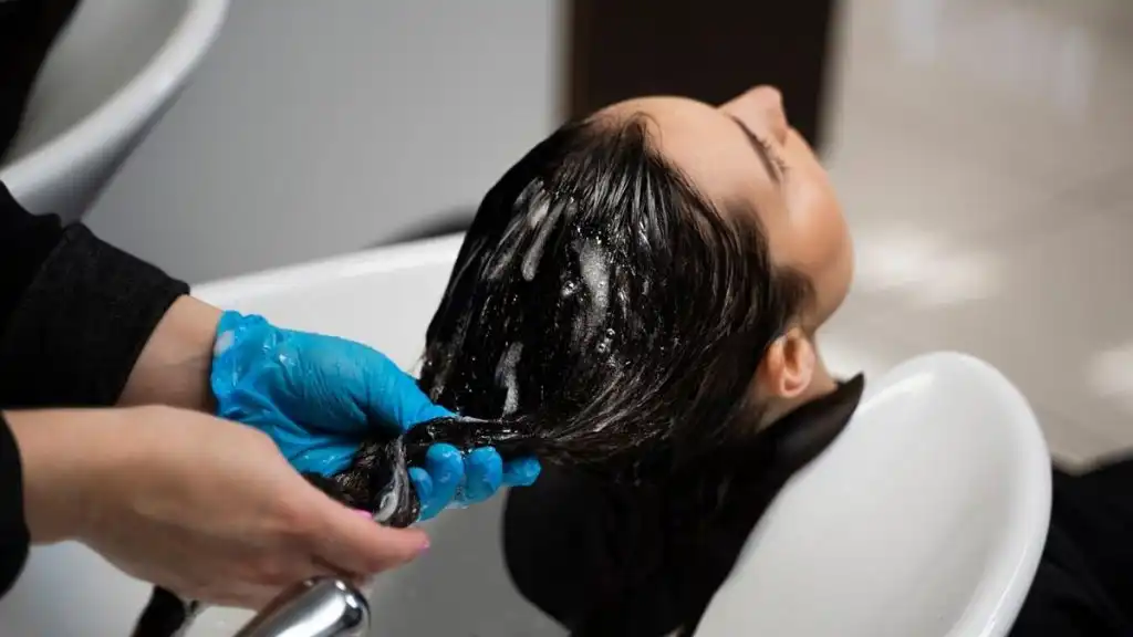  Panduan Merawat Kulit Kepala Sehat untuk Cegah Rambut Rontok dan Ketombe