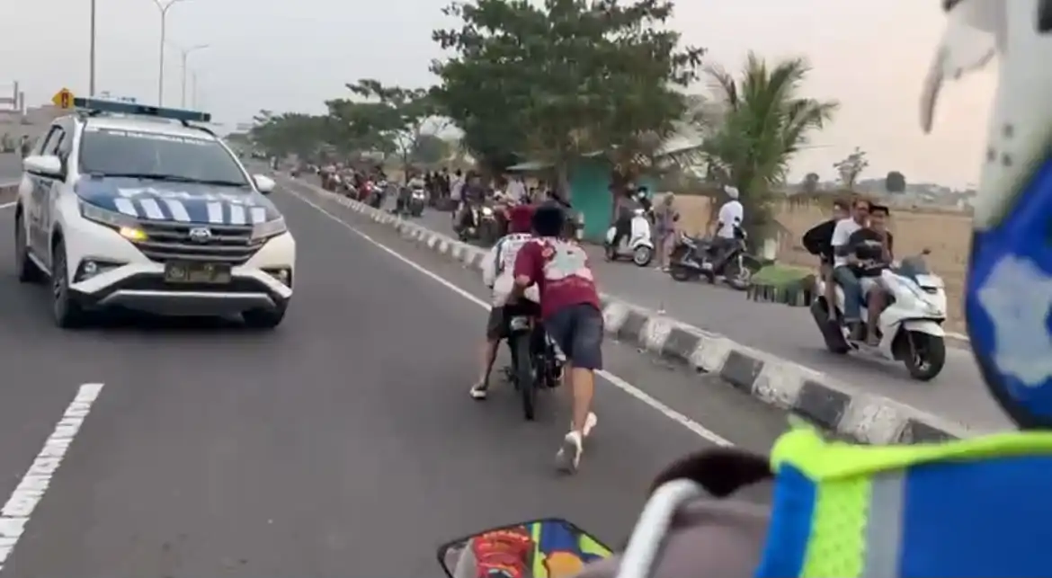 Ratusan Pemuda Balap Liar di Exit Tol Setono Kocar-Kacir Digerebek Polisi, 40 Motor Diangkut