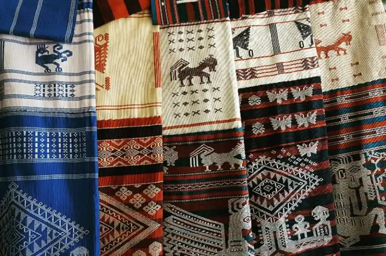 Kain Tenun Ikat Sumba dengan Pewarna Alami: Kenapa Industri Slow Fashion Global Melirik NTT di 2026?