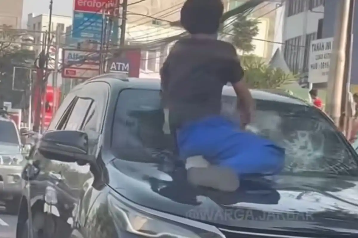 Viral Fortuner Diamuk Massa di Tanah Abang, Warga Sampai Naik ke Kap Mobil!