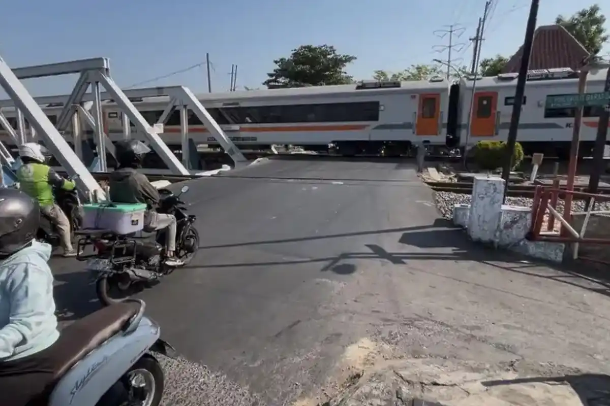 Motor Terobos Perlintasan Kereta di Semarang, Siswa SD Tewas dan Pemprov Jateng Turun Tangan