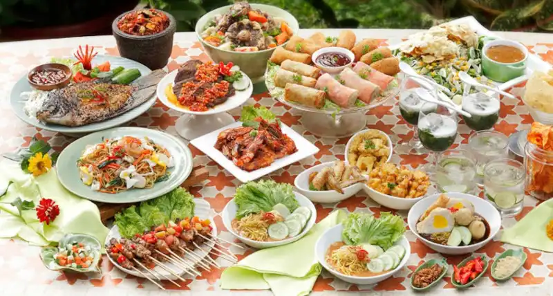 Ritual "Makan Besar": Mengapa Kebahagiaan Selalu Dirayakan dengan Kalori Tinggi?