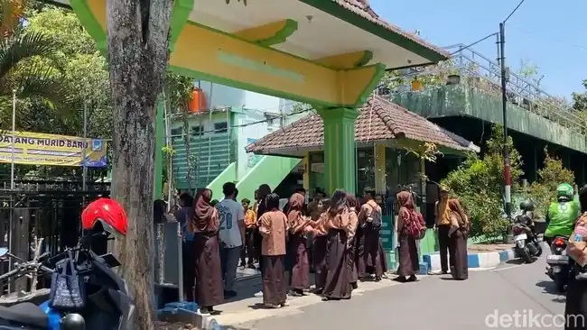 Kepala Sekolah SMPN 18 Malang Dicopot Usai Tampar Siswa Gara-Gara Seragam Lurik