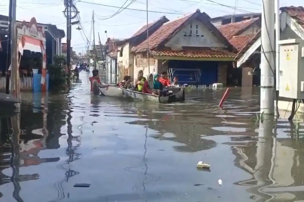 Banjir Landa Beberapa Titik dan Ruas Jalan Di Pekalongan, Aktivitas Warga Terhambat Hingga Hentikan Perjalanan Kereta Api 