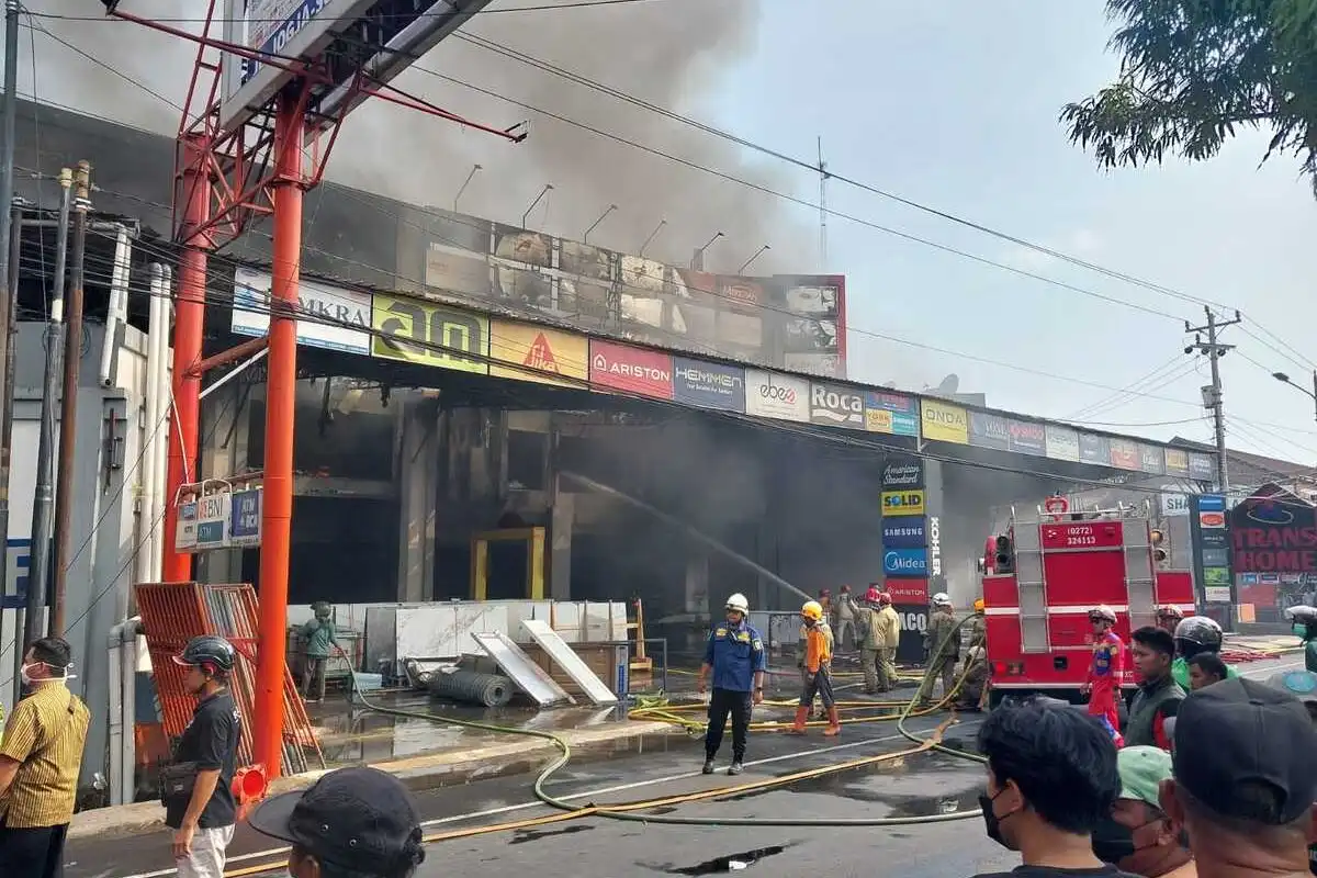Ratusan Kendaraan Ludes Terbakar dalam Kebakaran Supermarket Transhome Yogyakarta