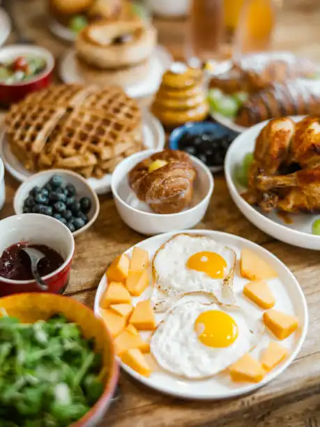 Gak Cuma Laper, Ini Alasan Ilmiah Mengapa Brunch Jam 11 Siang Terasa Lebih Nikmat saat Libur