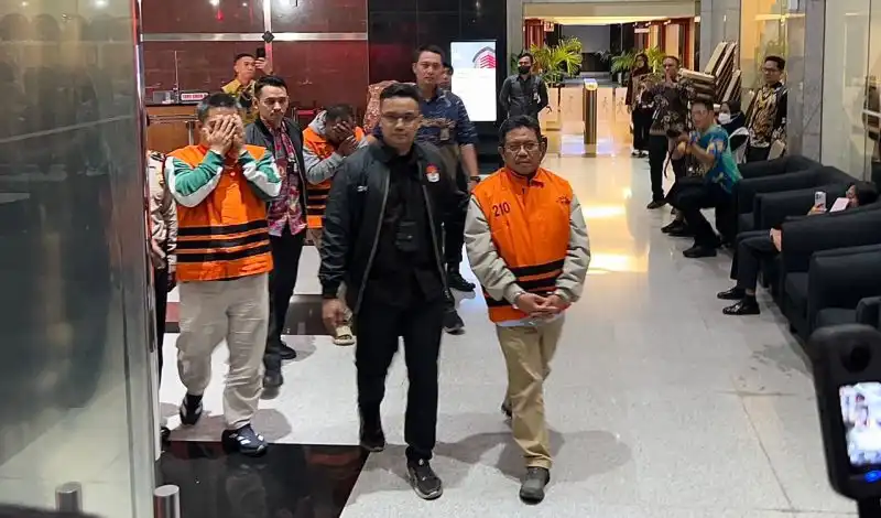 Main Proyek 32 Paket, Bupati Lombok Barat Terima Suap Mobil Mewah Hingga Hewan Kurban 
