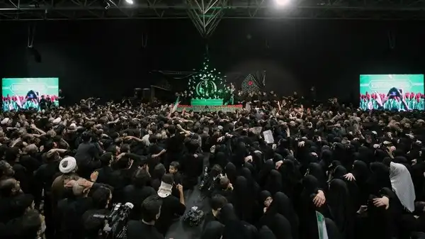 Peti Jenazah Ali Khamenei Ditampilkan ke Publik, Lautan Massa Padati Prosesi Pemakaman di Teheran