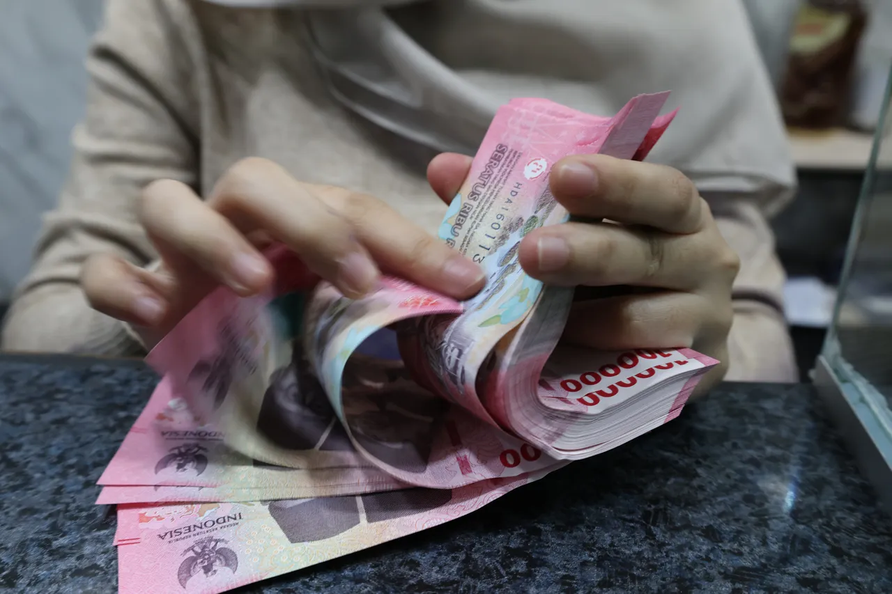 Rupiah Tertekan Sentimen Global dan Domestik, Terperosok Lampaui Rp17.800 per Dolar AS!