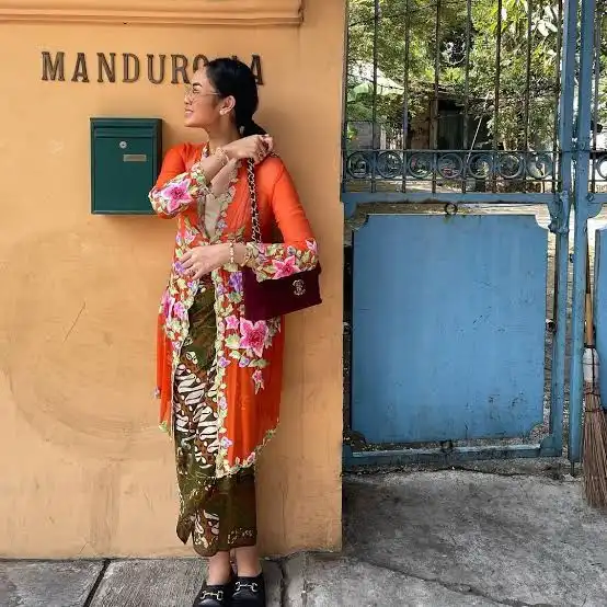 Tampil Modis Saat Hari Kebaya Nasional, Ini 5 Tips Mix and Match Kebaya dengan Jeans