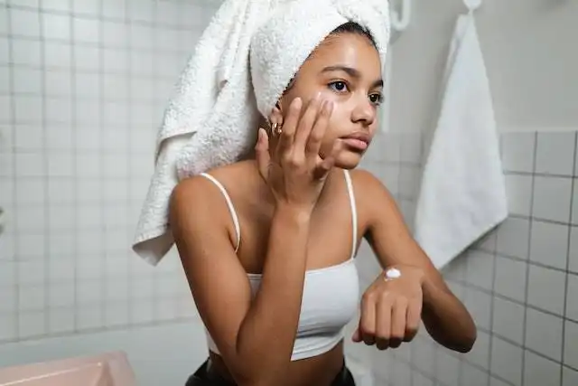 Sering Dianggap Benar, 5 Kebiasaan Ini Malah Bikin Skin Barrier Kamu Rusak!
