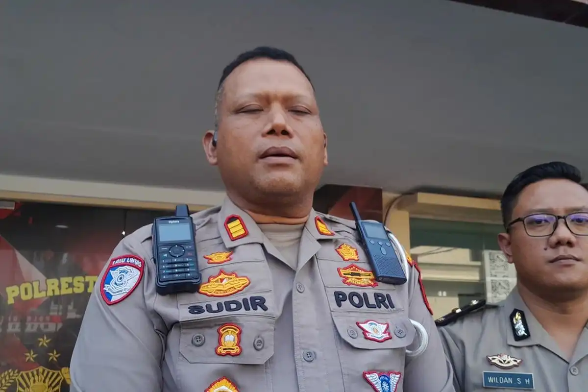 Bus Rombongan Pati Dilempari Batu di Tol Japek, Polisi Klarifikasi Soal Botok