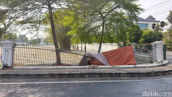 Isuzu Panther Hantam Pagar Pamedan Pura Mangkunegaran Hingga Roboh, Pengemudi Siap Tanggung Jawab