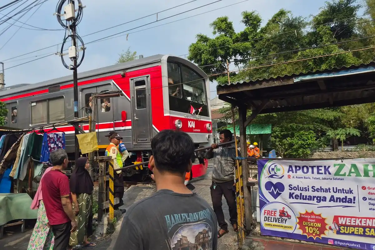 Imbas Kereta Tabrak Motor dan Warga, Ribuan Penumpang KRL Tertahan di Manggarai 