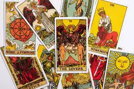 Tarot: Antara Simbolisme, Sejarah, dan Interpretasi Modern