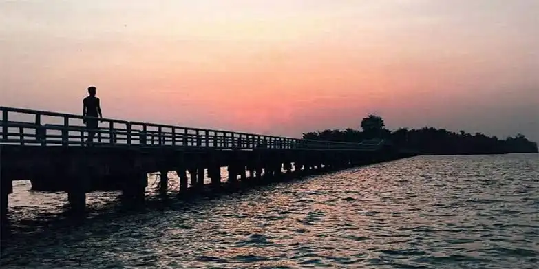 Bikin Merinding! Menguak Mitos dan Urban Legend Misterius di Ujung Dermaga Terkenal
