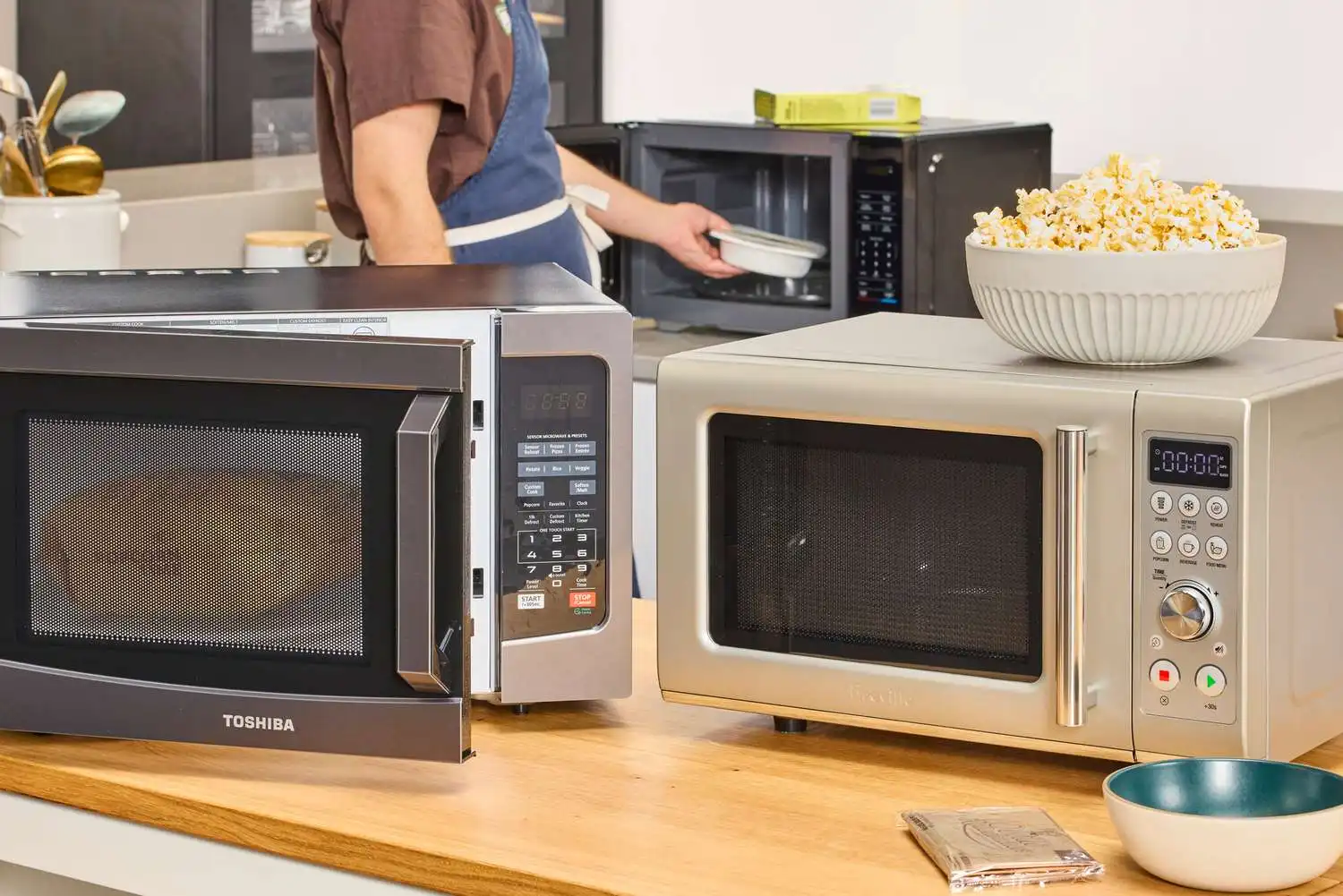 Bye-bye Bau Amis! Cara Mudah Bersihkan Microwave Pakai Bahan Alami yang Ada di Kulkas