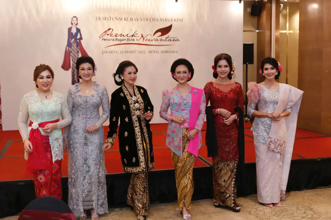 Jangan Asal Cuci, Ini 5 Cara Merawat Kebaya Brokat Agar Awet dan Tidak Rusak