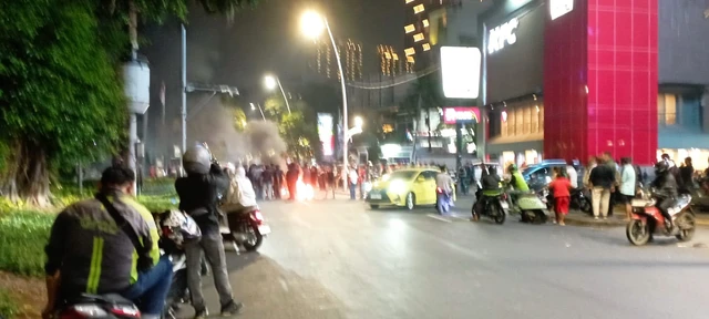 Massa Gelar Unjuk Rasa di Cikini Raya, Arus Lalu Lintas Sempat Lumpuh