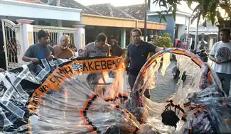 Balon Udara Jatuh dan Meledak di Gresik, Dua Warga Terluka