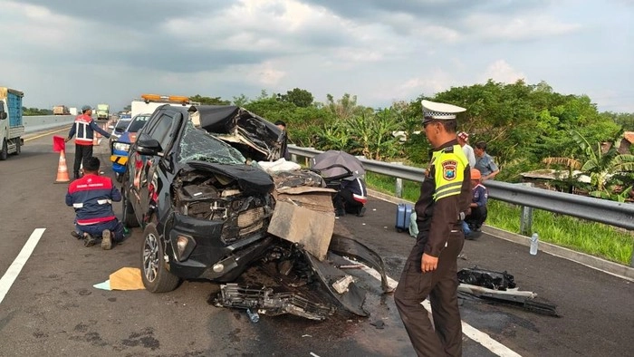 Sopir Diduga Mengantuk Tabrak Truk, Anggota DPR Gus Hilman Mufidi Kecelakaan di Probolinggo
