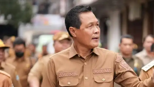 Terjaring OTT Terkait Suap Proyek Infrastruktur, Bupati Muara Enim Edison Tiba di Gedung KPK
