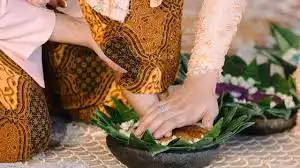 Parenting Tradisional: Cara Tedhak Siten Ajarkan Anak Memilih Masa Depan