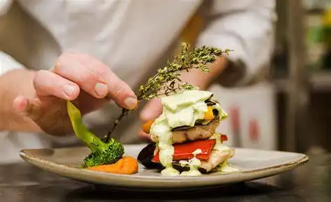 Gourmetisasi Makanan Kaki Lima: Ketika seblak atau pempek masuk hotel berbintang dengan harga selangit