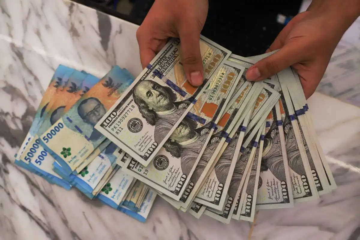 Pasar Keuangan Siaga Satu, Kurs Rupiah Dihantam Badai Sentimen Geopolitik Global