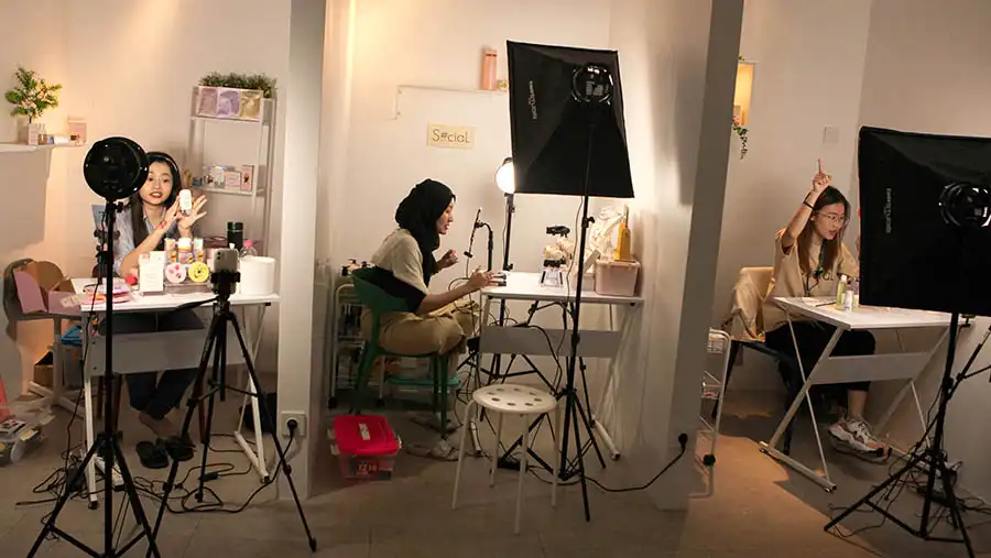 Gak Cuma Seru, Ini Plus-Minus Belanja Live Streaming yang Wajib Kamu Tahu!