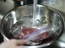 Mau Sahur Cepat Malah Jadi Penyakit? Ini Cara Salah Cairkan Daging yang Masih Sering Dilakukan