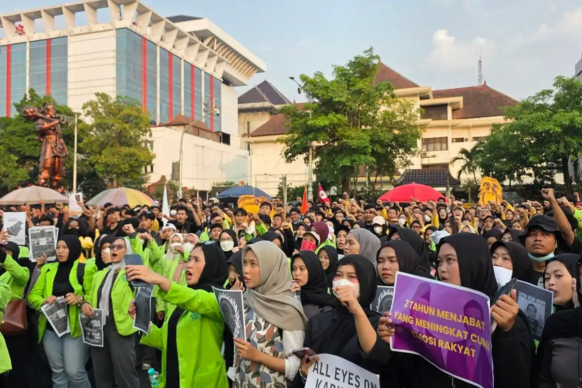 Mahasiswa Gelar Aksi di Jalan Pahlawan Semarang, Layangkan 5 Tuntutan Penting ke Pemerintah