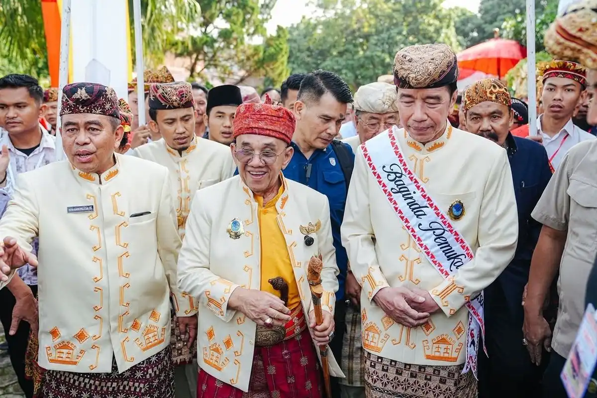 Jokowi Dapat Gelar "Baginda Pemuka Bangsa" di Lampung, Murni Budaya atau Agenda Politik?