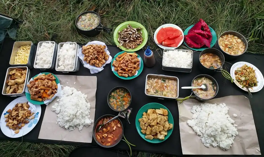 Bosan Makan Mi Instan? Ini 4 Kreasi Menu Mewah Saat Camp di Gunung