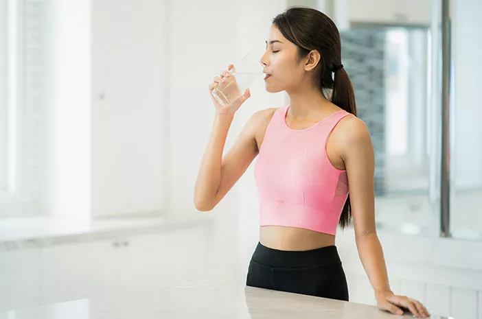 Sering Minum Sambil Berdiri? Cek Yuk Apakah Ini Cuma Mitos atau Memang Bahaya Secara Medis