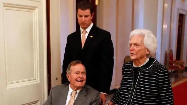 Insiden Muntah dan Pingsan Presiden AS George H. W. Bush Jadi Ujian Berat Diplomasi PM Takaichi