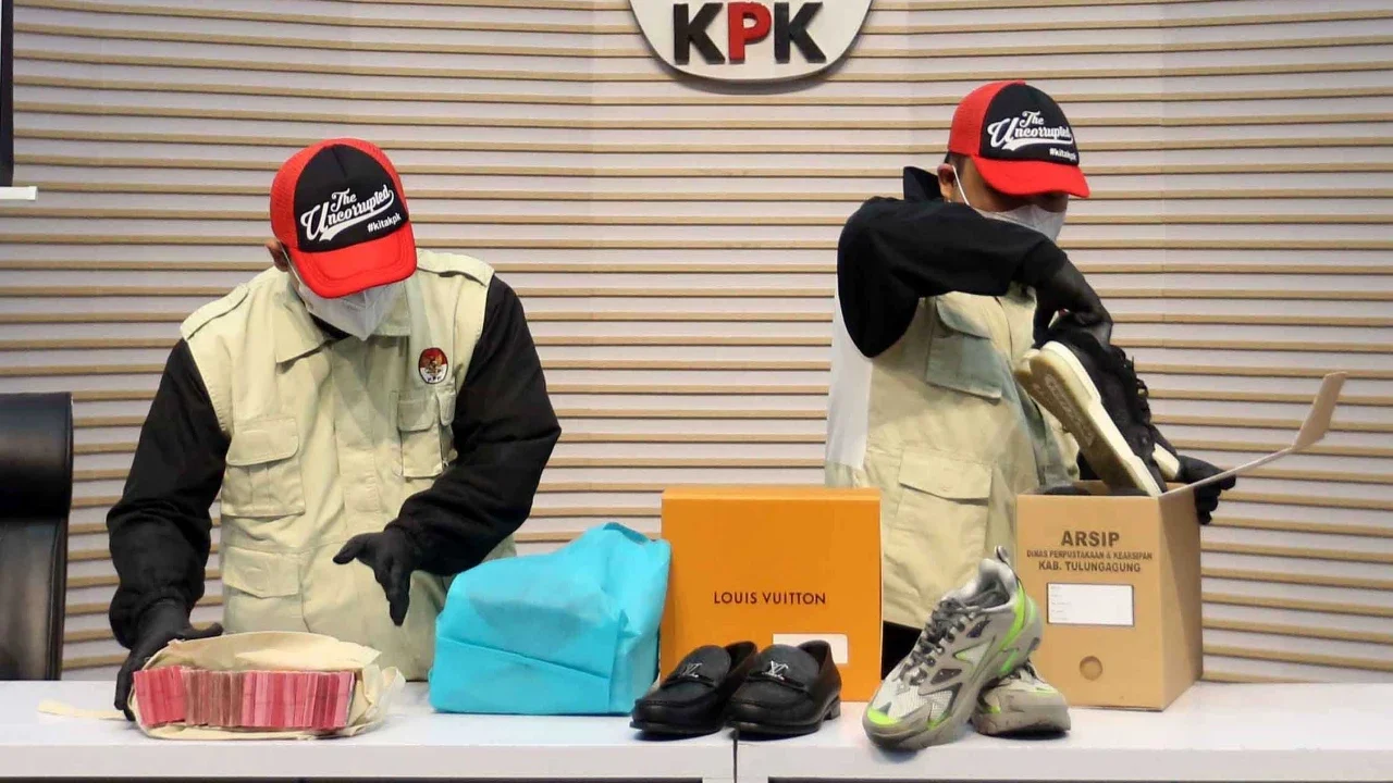 KPK Sita Sepatu Mahal Hasil Peras ASN, Bupati Tulungagung Terancam Hukuman Berat