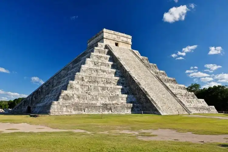 Bukan Sekadar Tumpukan Batu, Ini Fakta Astronomi di Balik Desain Megah El Castillo Meksiko