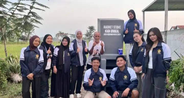 Mahasiswa KKN UNIKAL Hadirkan Rocket Stove, Inovasi Pengelolaan Sampah Ramah Lingkungan di Desa Kedungjaran