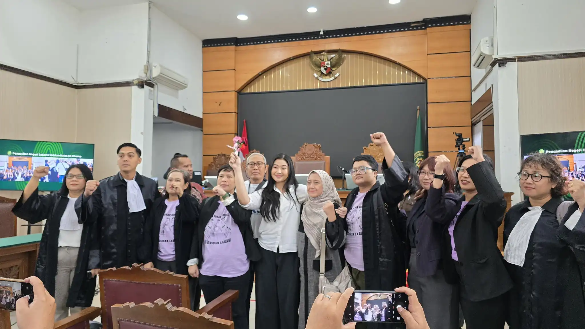 Hasil Sidang Vonis Kriminalisasi Ekspresi Laras Faizati atas Tudingan Penghasutan Massa Menetapkan Bebas Bersyarat! 