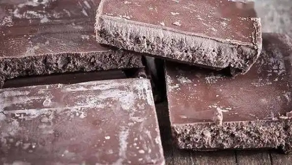 Jangan Dibuang Dulu! Apakah Cokelat yang Berubah Warna Putih Masih Aman Dikonsumsi?