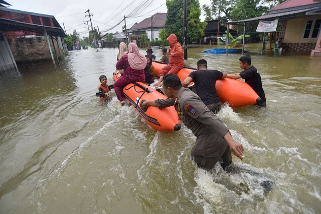 Ribuan Rumah di Padang Terendam Banjir, Warga Dicekam Hantaman Kayu dan Lumpuh Total 