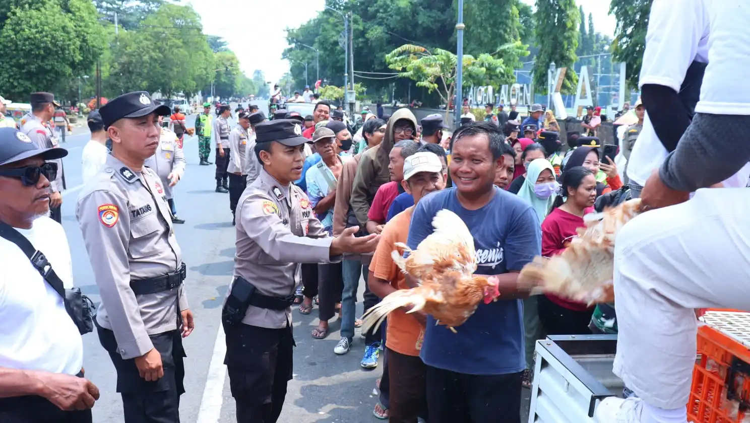 Peternak Ayam Petelur Pekalongan Gelar Aksi Damai Tingginya Biaya Produksi, 350 Ayam Dibagikan ke Warga