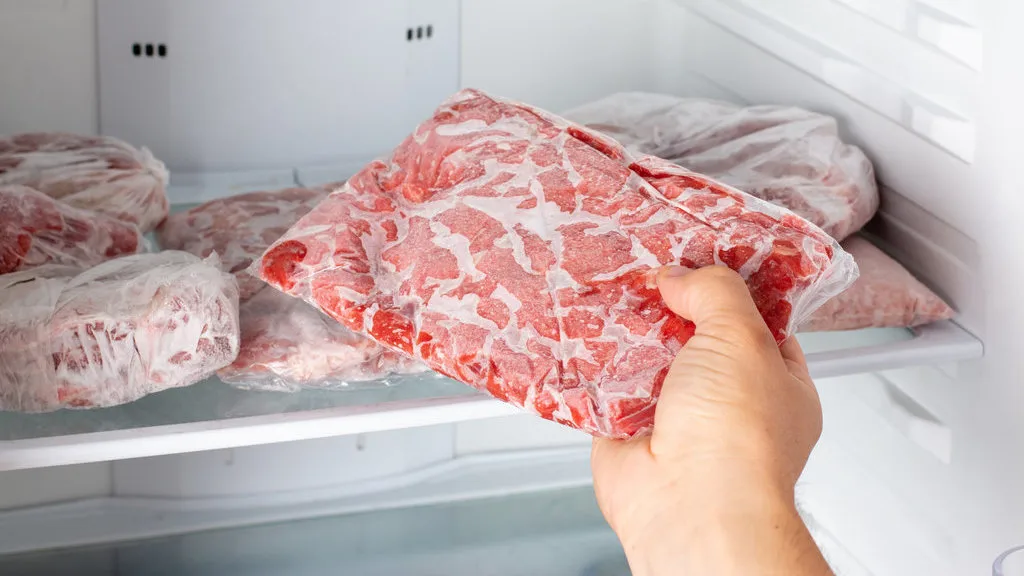 Jangan Langsung Dimasukkan! Ini Cara Benar Simpan Daging Kurban di Freezer