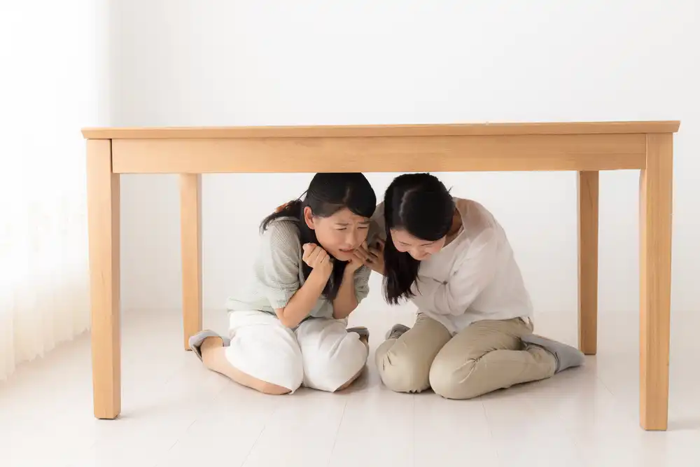 Jangan Panik Lari! Ini Alasan Ilmiah Kenapa Diam di Bawah Meja Lebih Aman Saat Gempa